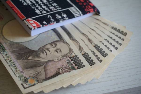 Imagen de yenes en un artículo sobre ahorrar al viajar a Japón