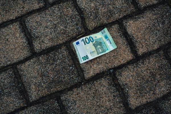 Imagen de un billete en el suelo en un artículo sobre qué es la estanflación