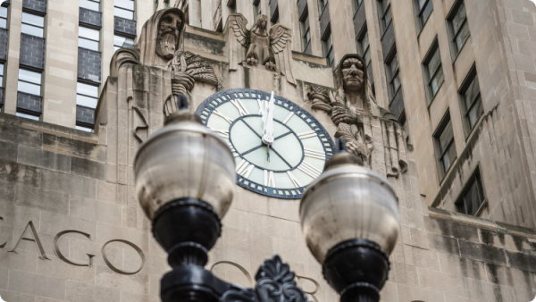 Horloge historique sur la façade du bâtiment du Chicago Board of Trade, symbolisant l’héritage et la tradition du trading des matières premières dans le quartier financier.