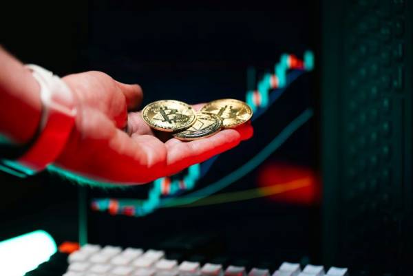 Imagen de un inversor con monedas en un artículo sobre qué es el value investing
