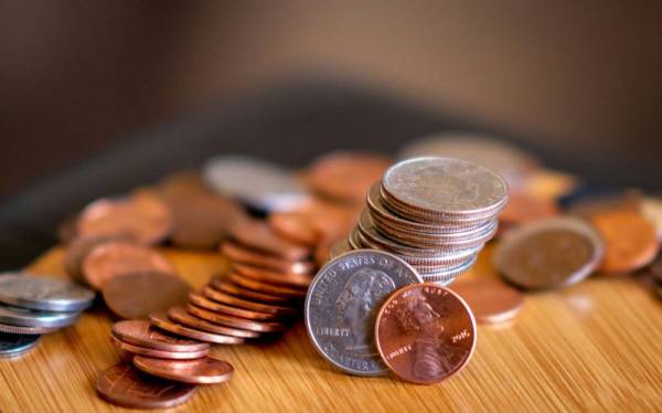 Imagen de monedas en un artículo sobre las diferencias entre renta fija y renta variable