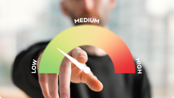 رجل يلمس مؤشّراً إفتراضياً يؤشّر للخطر المنخفض أو مستوى الأداء على ميزان متدرج من المنخفض إلى الأعلى، كمبدأ للقياس، التقدير، أو التقييم