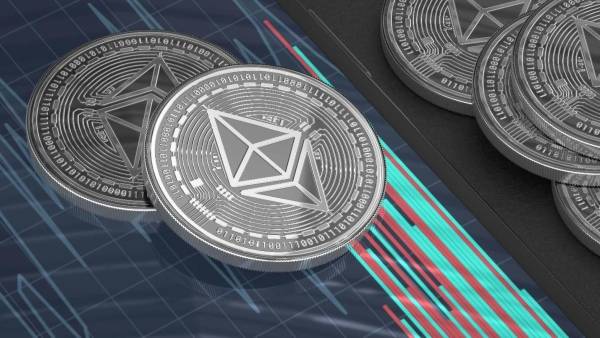 Moedas digitais representativas de criptomoedas sobre gráfico de mercado