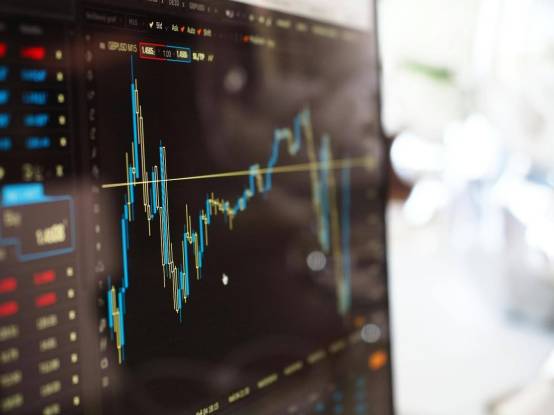Gráfico de preços de forex em tempo real num ecrã de trading.