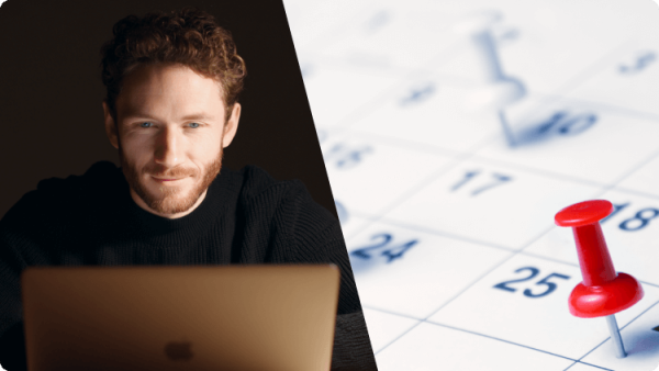 Homem a trabalhar no portátil com um calendário em segundo plano marcado com um alfinete vermelho no dia 25, simbolizando planeamento ou agendamento de investimentos.