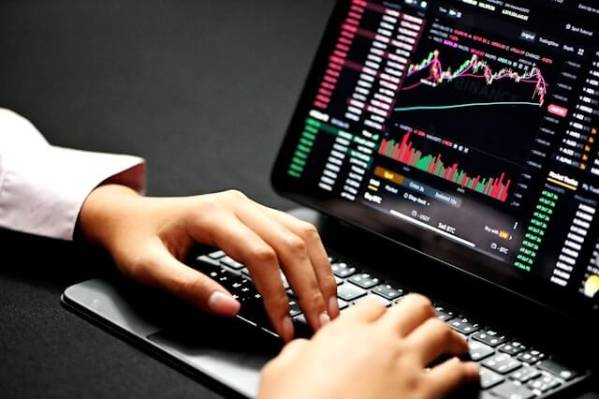 Homem a investir no mercado Forex e CFD através da melhor plataforma de negociação
