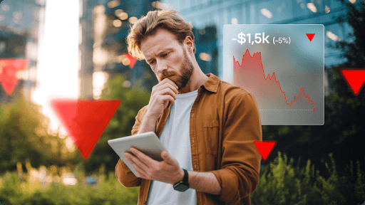:นักลงทุนที่กังวลกำลังมองดูแท็บเล็ตที่แสดงผลขาดทุน 1,500 ดอลลาร์และกราฟที่ลดลง ซึ่งเป็นสัญลักษณ์ของภาวะตลาดขาลงและการบริหารพอร์ตการลงทุนในช่วงเศรษฐกิจถดถอย