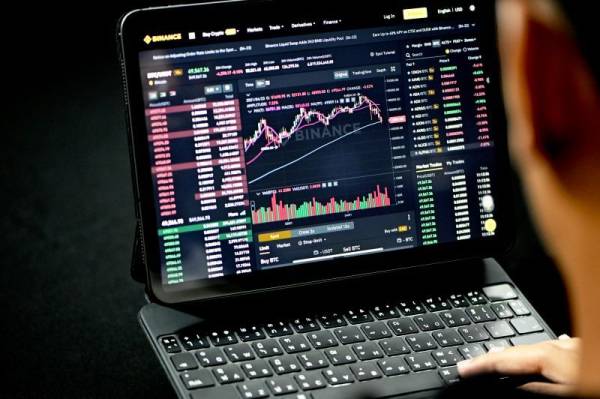 Imagen de un ordenador con un gráfico bursátil en un artículo sobre qué son las blue chip