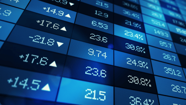 Grafik perdagangan pasar saham yang detail, menampilkan berbagai tren dan fluktuasi data keuangan dari waktu ke waktu