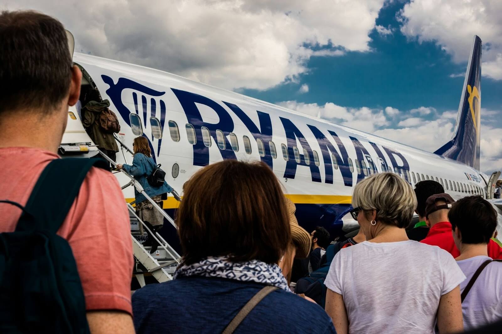 Imagen de pasajeros frente a un aviÃ³n de Ryanair