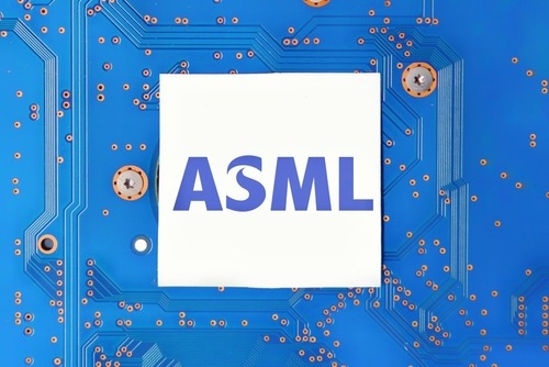 Logotipo ASML en el fondo de una placa base