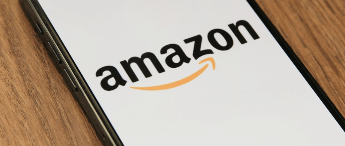 Imagen de un mÃ³vil con el logo de Amazon