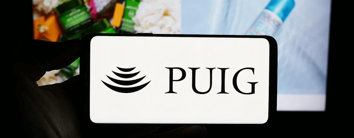 Imagen de un mÃ³vil en el que se ve el logo de Puig