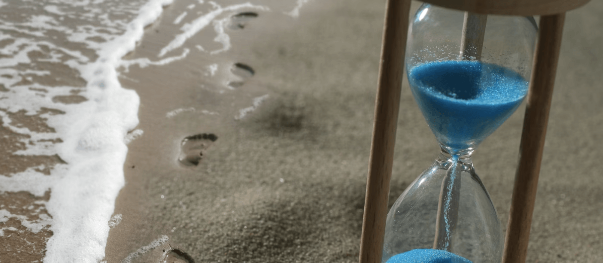 Imagen de un reloj de arena azul