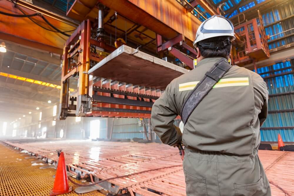Trabajador que controla la grua que transporta los catodos de cobre en una planta de electroextraccion en la mina de cobre El Abra, Chile