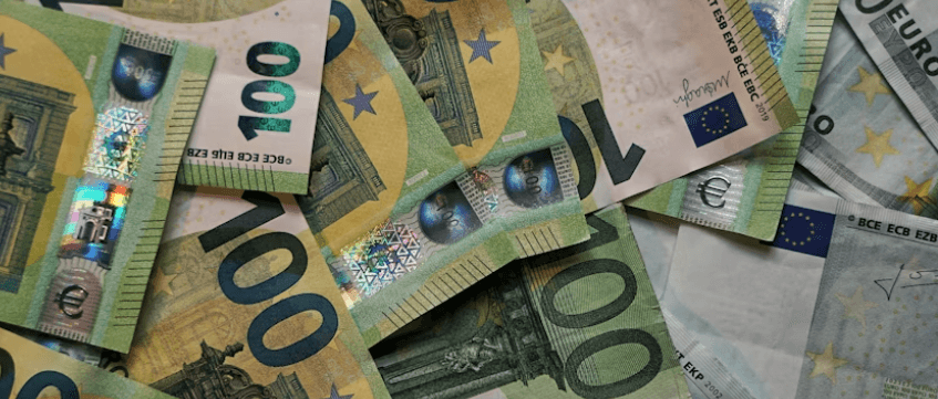 Imagen de billetes de euro en un artÃ­culo sobre el impacto de la subida del petrÃ³leo