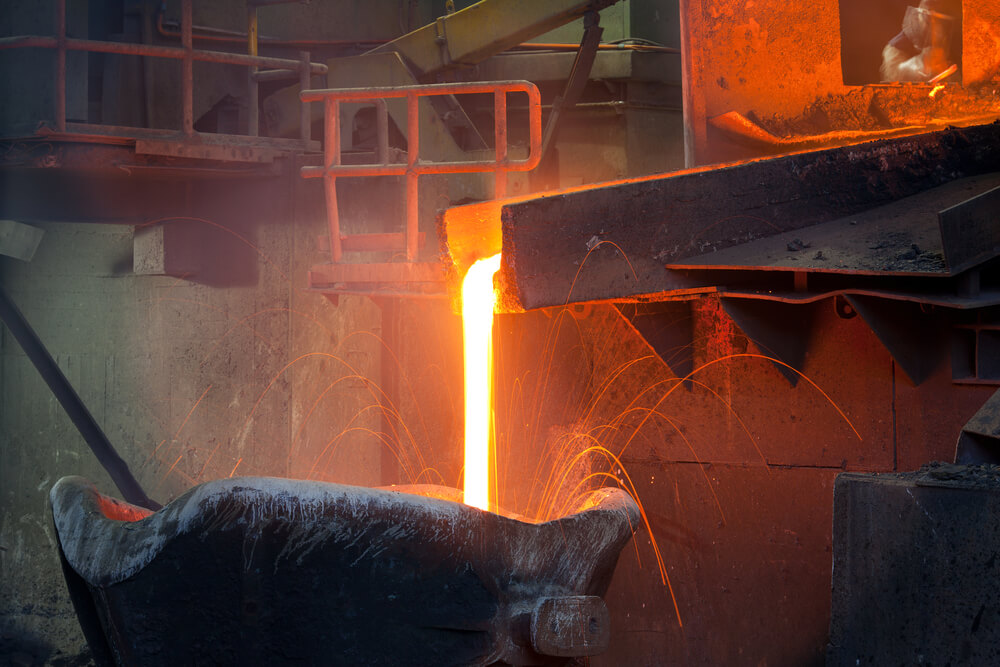 Vaciando cobre fundido en una FundiciÃ³n de Cobre en Chile