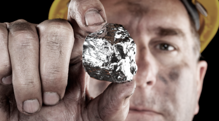 stÅÃ­brnÃ½ kÃ¡men v ruce