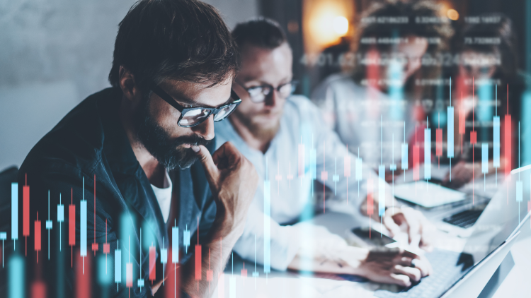 Uomini che guardano i monitor