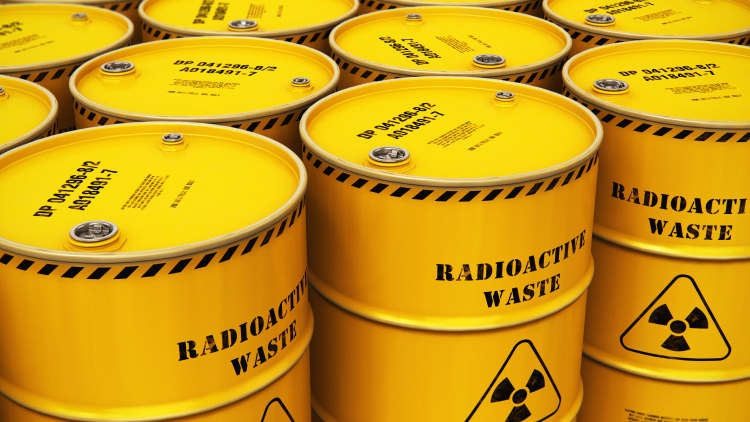 Barriles radioactivos amarillos