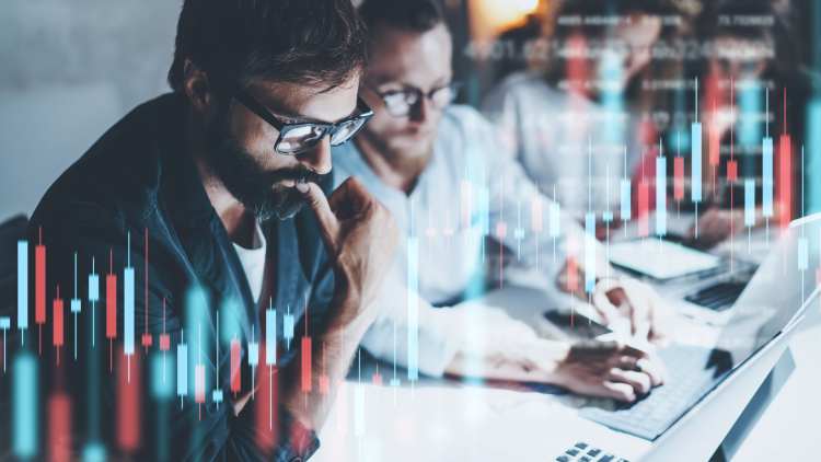 Uomini che guardano dei monitor