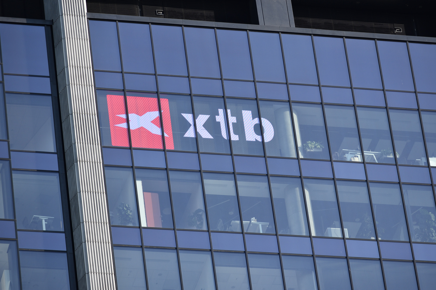  Logo XTB na oknÄ mrakodrapu
