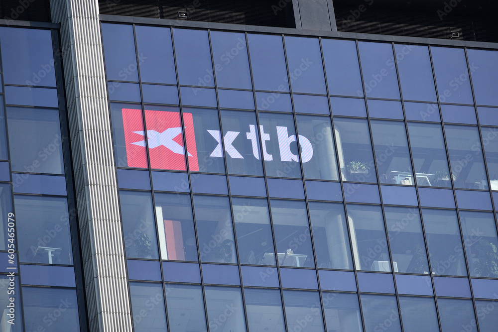 Ø´Ø¹Ø§Ø± XTB Ø¹ÙÙ ÙØ§ÙØ°Ø© ÙØ§Ø·Ø­Ø© Ø§ÙØ³Ø­Ø§Ø¨