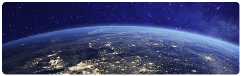 La Terre la nuit, avec les lumiÃ¨res des villes et les Ã©toiles scintillantes en toile de fond, mettant en valeur lâatmosphÃ¨re vibrante de la planÃ¨te.