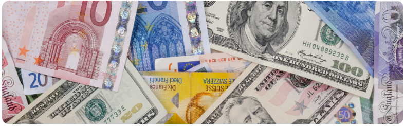 Une pile de billets de banque reprÃ©sentant diverses devises du monde, soigneusement rangÃ©s en une pile bien nette