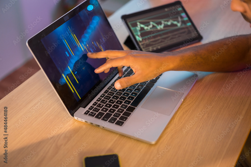 Mano mostrando un grÃ¡fico en un ordenador