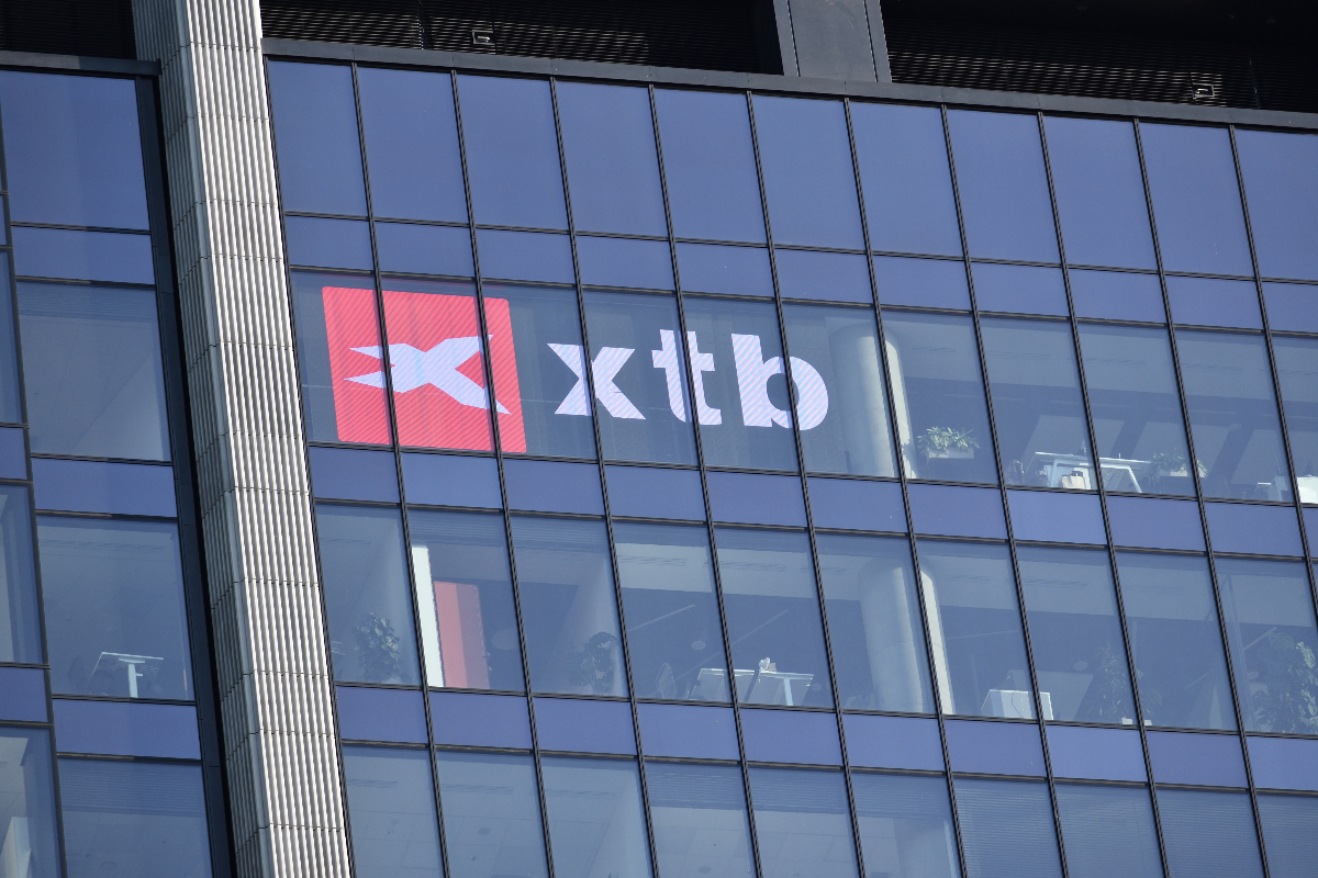 Logo-ul XTB pe fereastra unui zgÃ¢rie-nori