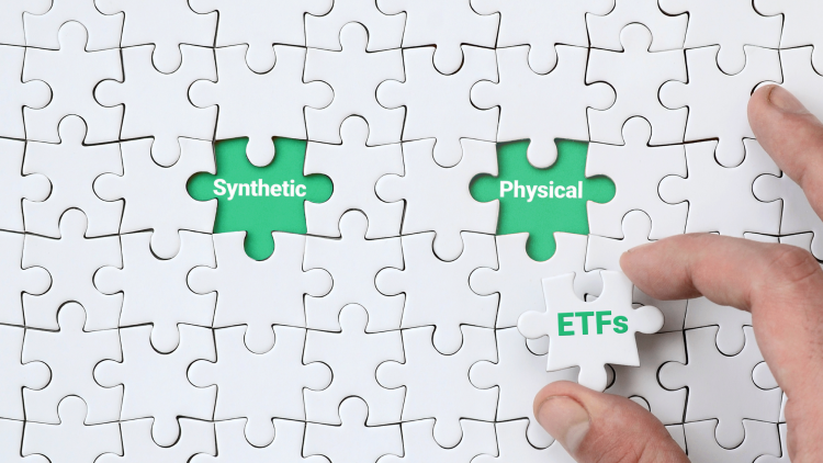 Puzzle agencÃ© comprenant deux Ã©lÃ©ments vides avec des mots marquÃ©s en vert : "synthÃ©tique" et "physique", une main tenant un puzzle avec le mot "ETFs"