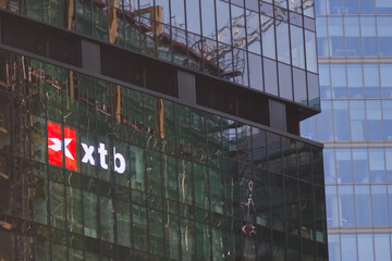 Rascacielos con logo de XTB en la ventana