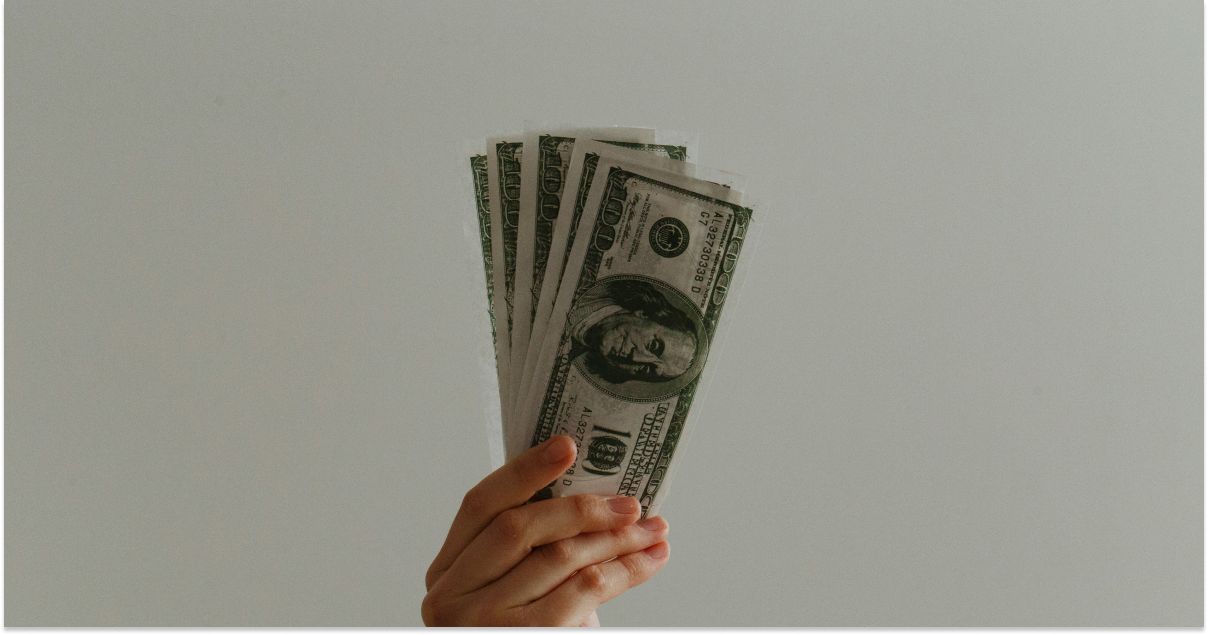 Persona con un fajÃ­n de billetes de dÃ³lar