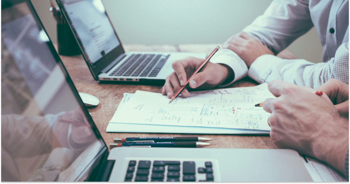 Persona completando documentaciÃ³n para la DeclaraciÃ³n de la Renta