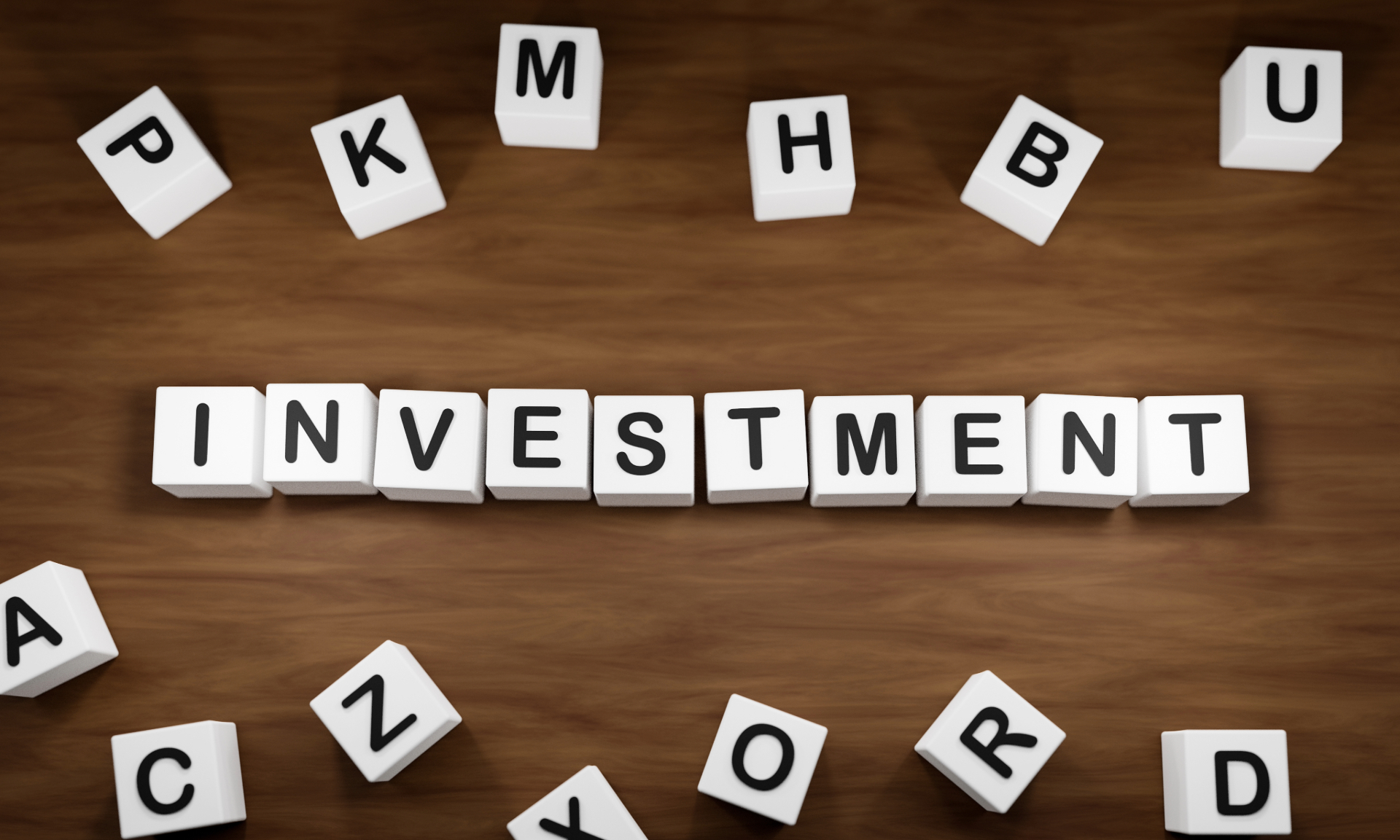 Dados blancos con letras mayÃºsculas oscuras sobre la mesa, dispuestos con la palabra "InversiÃ³n". Concepto de negocio, riqueza y accionista