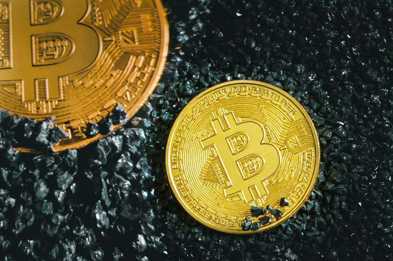 Imagen con dos Bitcoin en una noticia sobre el halving y el precio de Bitcoin