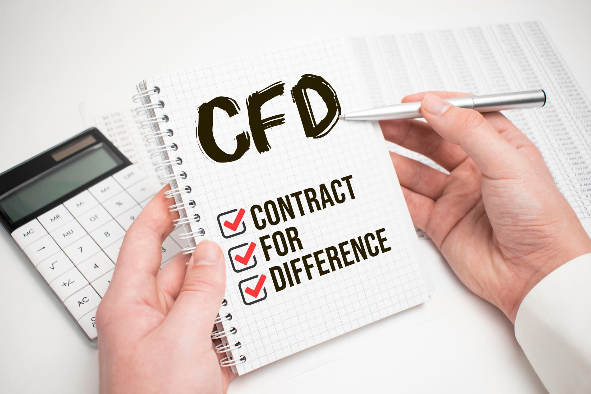 CFD - contract for difference szÃ¶veg egy nagyÃ­tÃ³ban. NagyÃ­tÃ³Ã¼veg fehÃ©r hÃ¡ttÃ©ren
