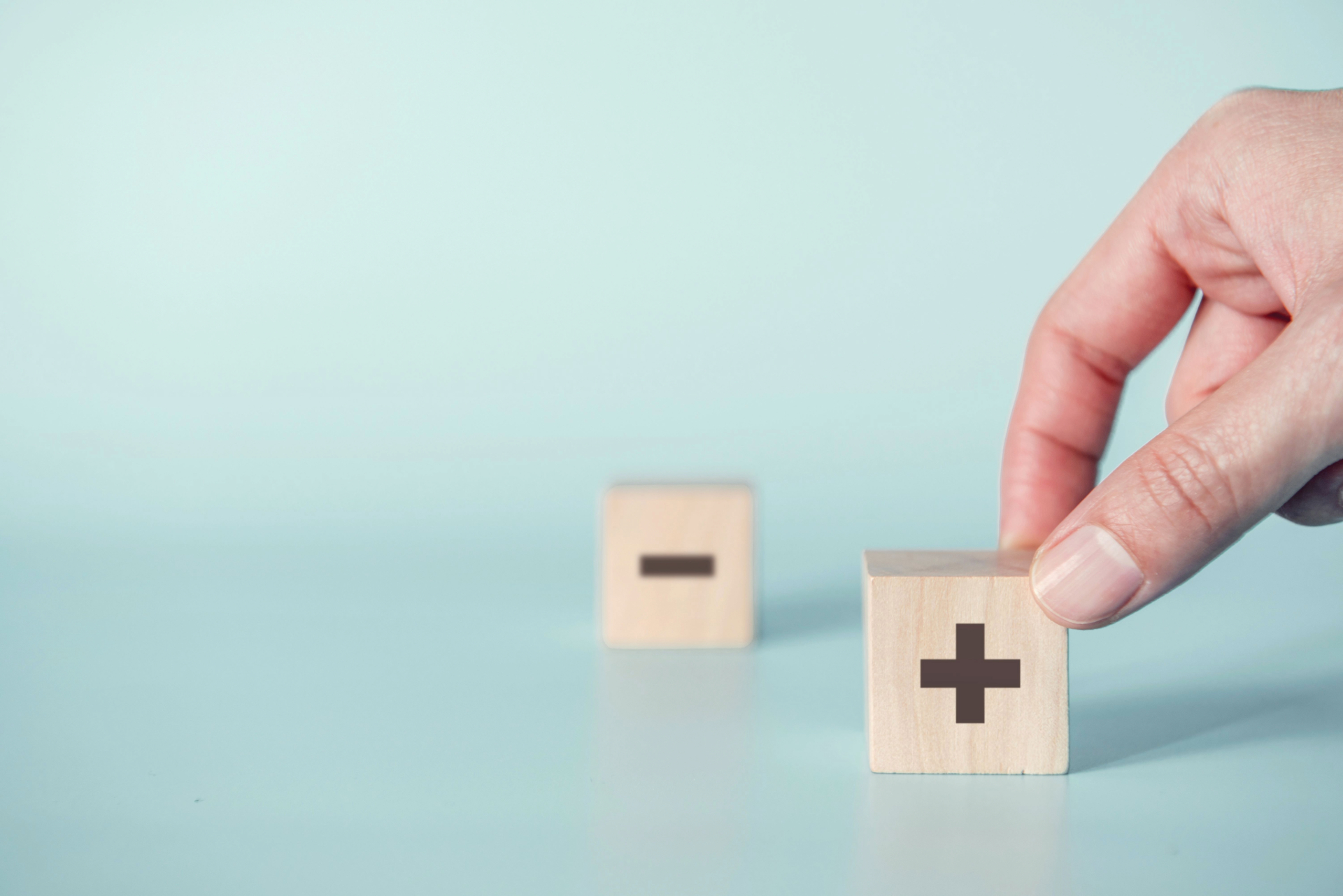  ÙØ¯ ØªÙÙØ³ Ø£Ø­Ø¯ Ø§ÙÙØ±Ø¯ÙÙ Ø§ÙØ®Ø´Ø¨ÙÙÙ Ø¹ÙÙ Ø®ÙÙÙØ© Ø®Ø¶Ø±Ø§Ø¡. Ø¹ÙÙ Ø§ÙÙØ±Ø¯ Ø¹ÙØ§ÙØ§Øª ÙÙØ¬Ø¨ ÙØ³Ø§ÙØ¨.