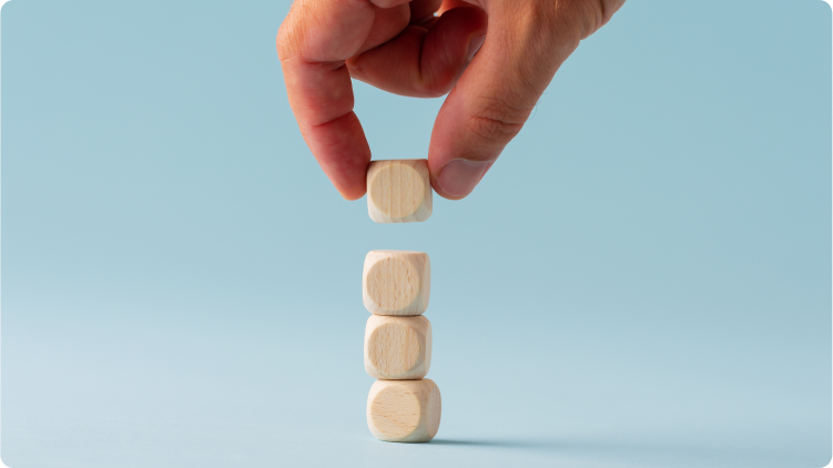 KÃ©zi elrendezÃ©sÅ±, lÃ©pcsÅhÃ¡zkÃ©nt egymÃ¡sra rakott fakockÃ¡k. KarrierlÃ©tra koncepciÃ³ a sikeres vÃ¡llalati nÃ¶vekedÃ©si folyamathoz