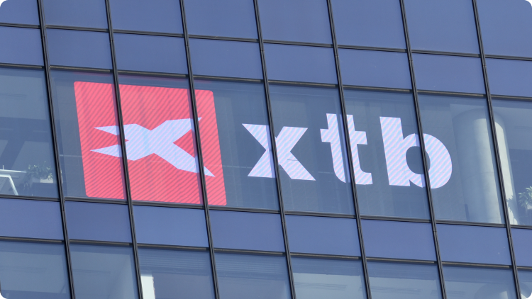  ÙØ§Ø·Ø­Ø© Ø³Ø­Ø§Ø¨ Ø¹ÙÙÙØ§ Ø´Ø¹Ø§Ø± XTB Ø¨Ø§ÙØ®Ø§Ø±Ø¬ Ø¹ÙÙ Ø§ÙÙØ§ÙØ°Ø©