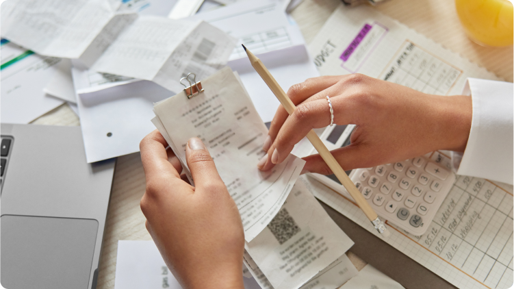 Imagen de facturas en artÃ­culo sobre cÃ³mo controlar tus finanzas personales y reducir gastos