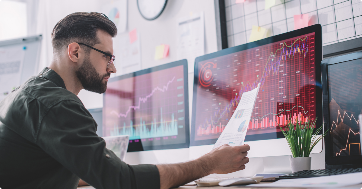 Hombre invirtiendo en un artÃ­culo sobre quÃ© es el Ã­ndice Nasdaq 100