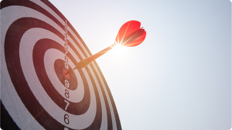 Una freccetta che colpisce il bersaglio, dimostrando precisione e accuratezza nel gioco delle freccette.