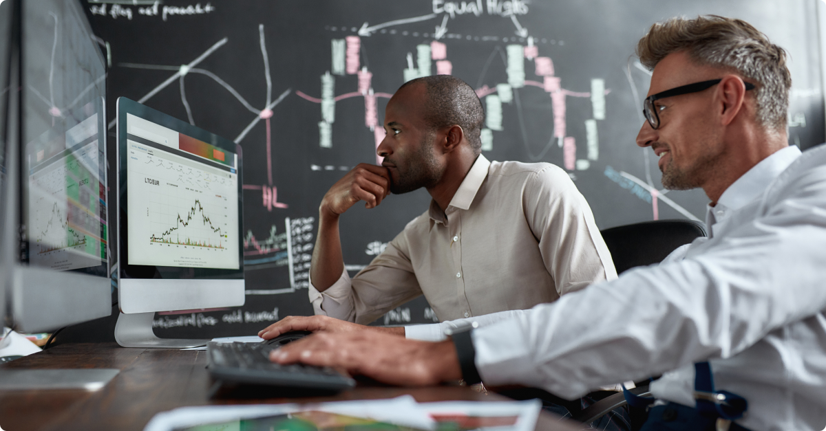 Imagen de varias personas invirtiendo en un artÃ­culo sobre por quÃ© invertir con XTB