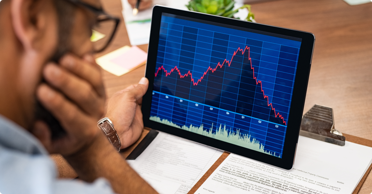 Imagen de una persona invirtiendo en un artÃ­culo sobre el Ã­ndice S&P 500