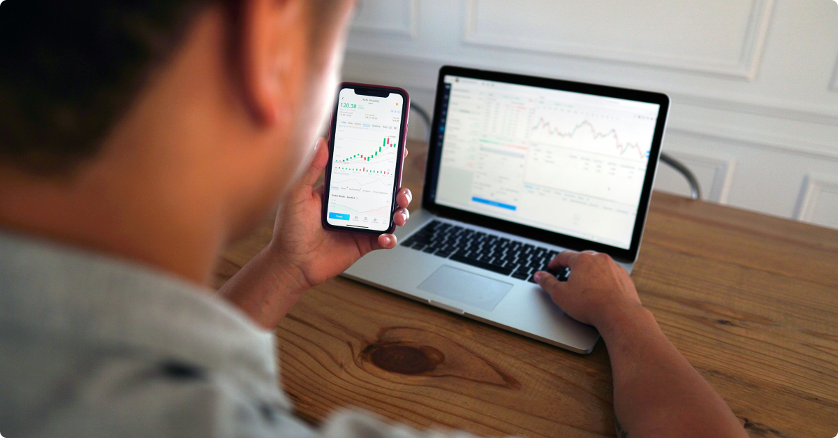 Persona invirtiendo en un artÃ­culo sobre quÃ© son los dividendos