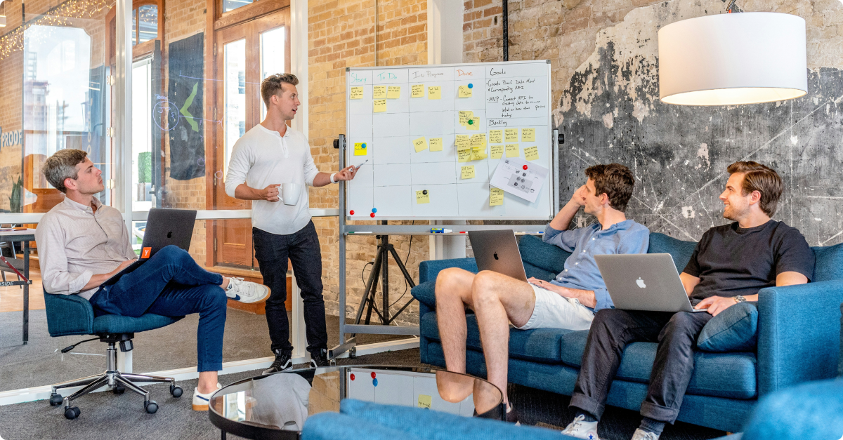 Personas hablando en un artÃ­culo sobre quÃ© son los dividendos