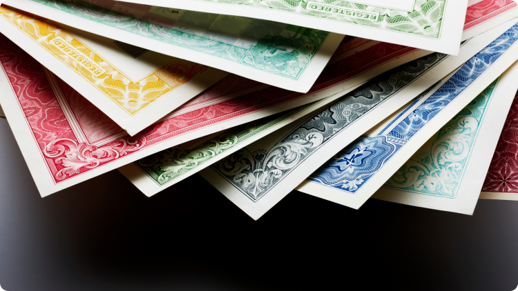  Uma pilha de papel moeda vibrante contra um fundo escuro