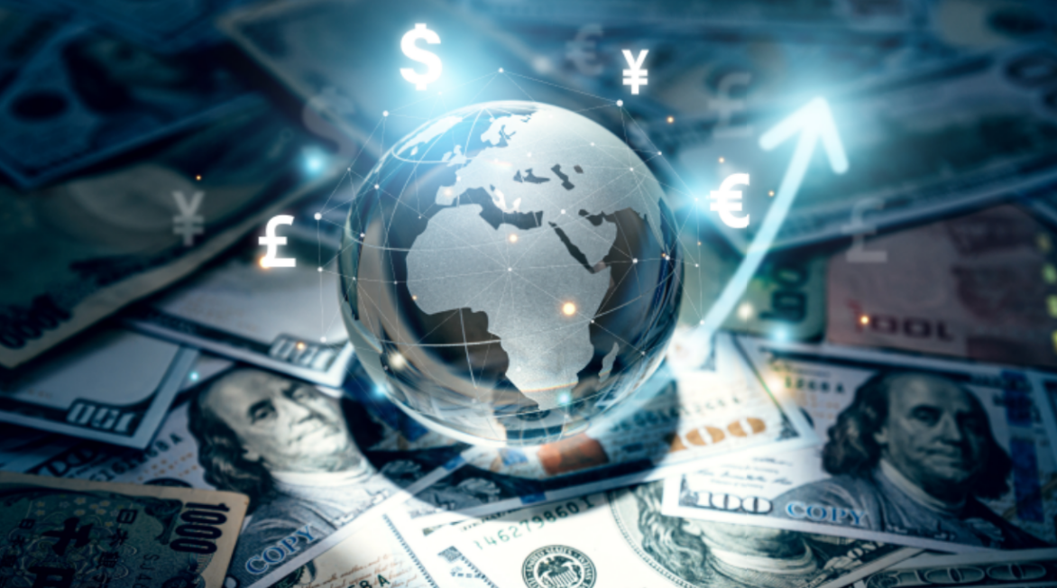 Un globe de verre sur des billets de banque en dollars amÃ©ricains avec une courbe ascendante symbolisant une hypothÃ©tique croissance des investissements en devises.